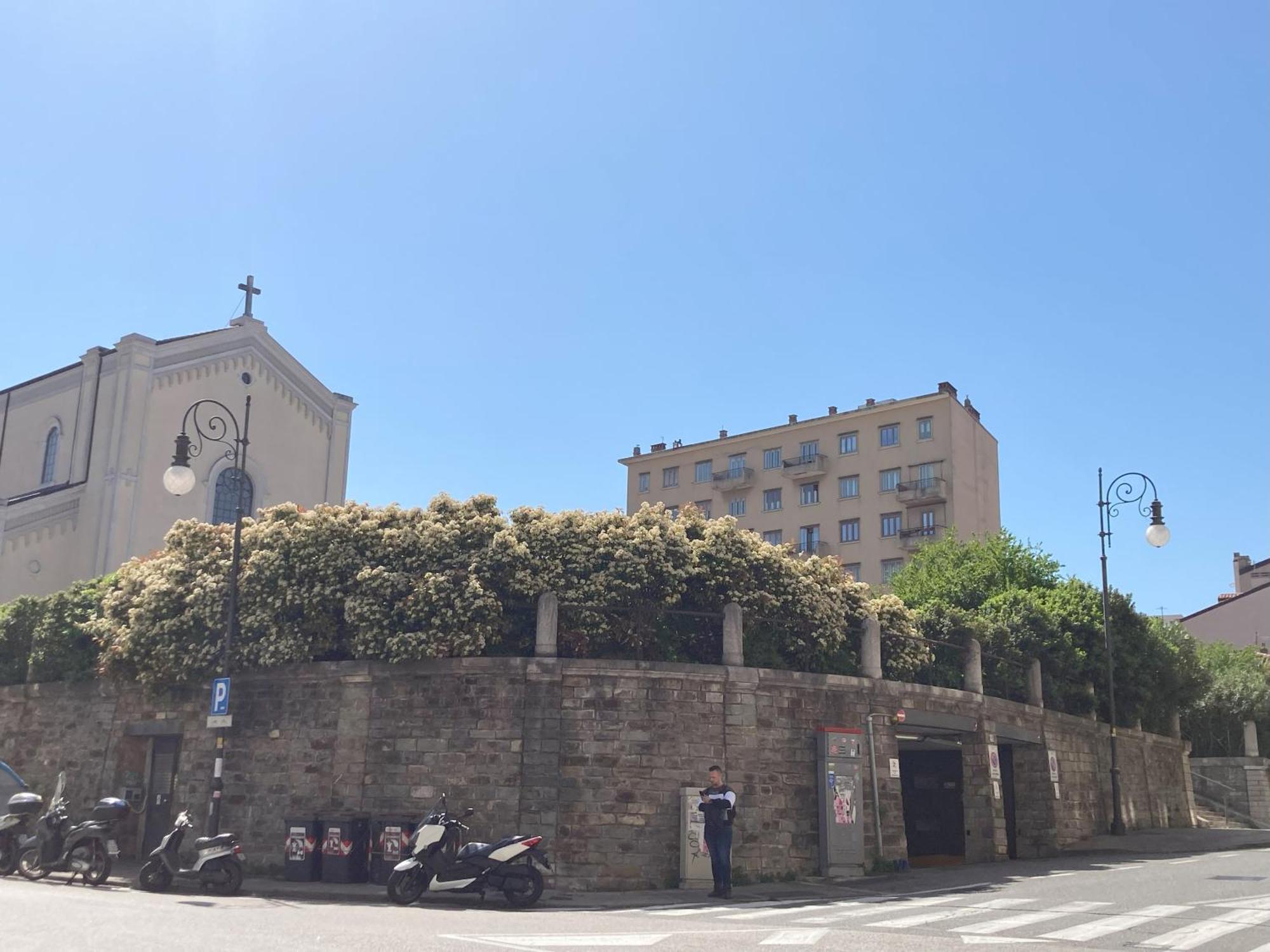 Mediterraneo Trieste Bagian luar foto